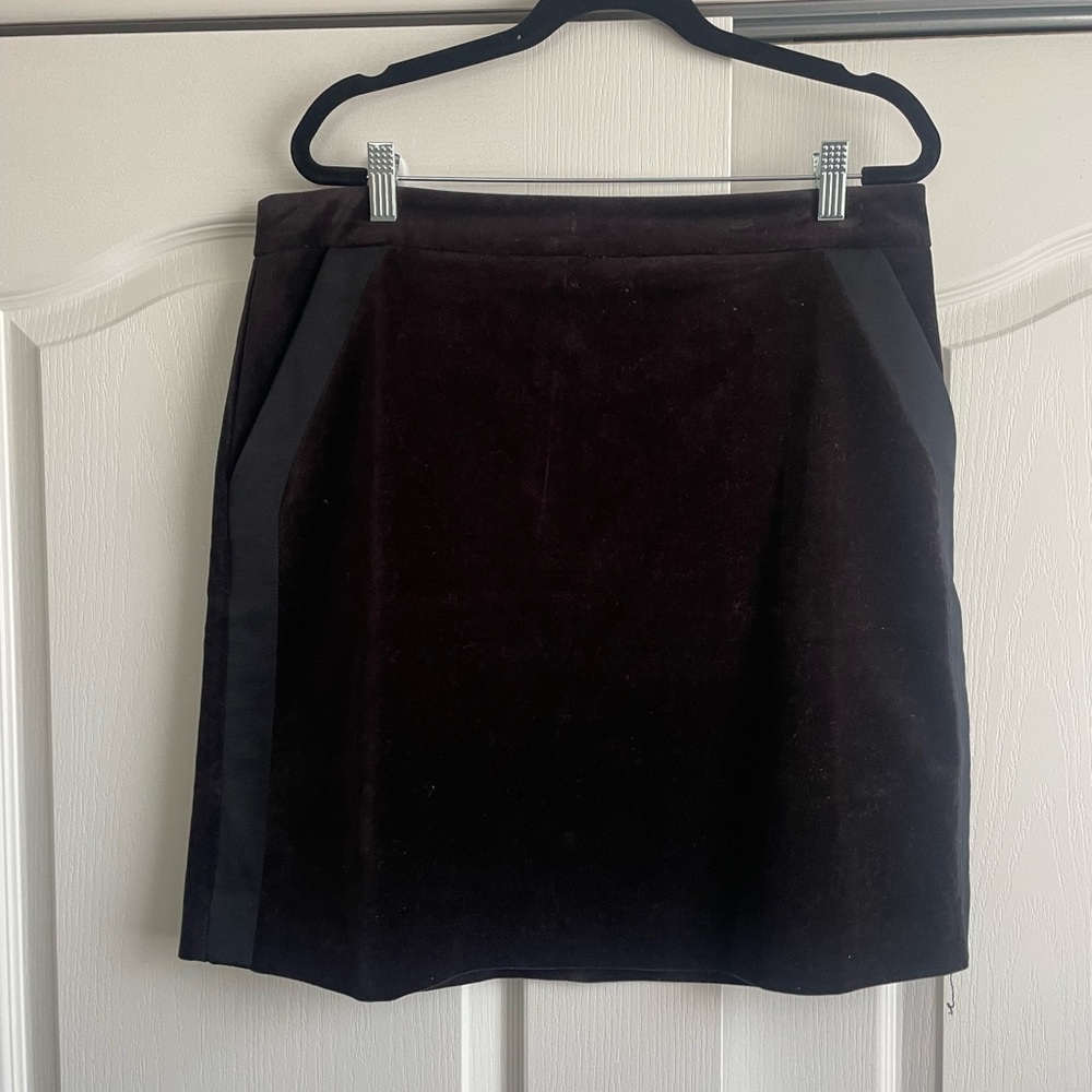 Velvet mini skirt with pockets!